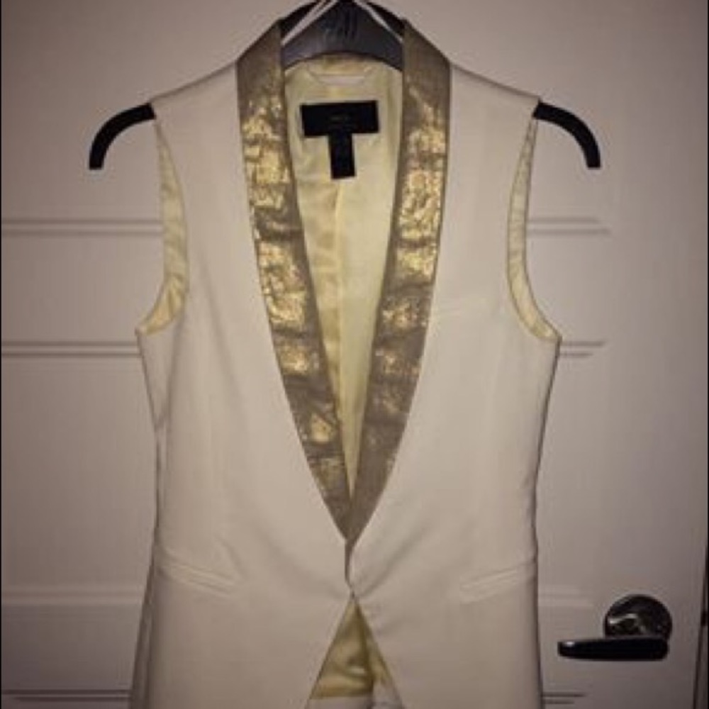 Jacket without sleeve